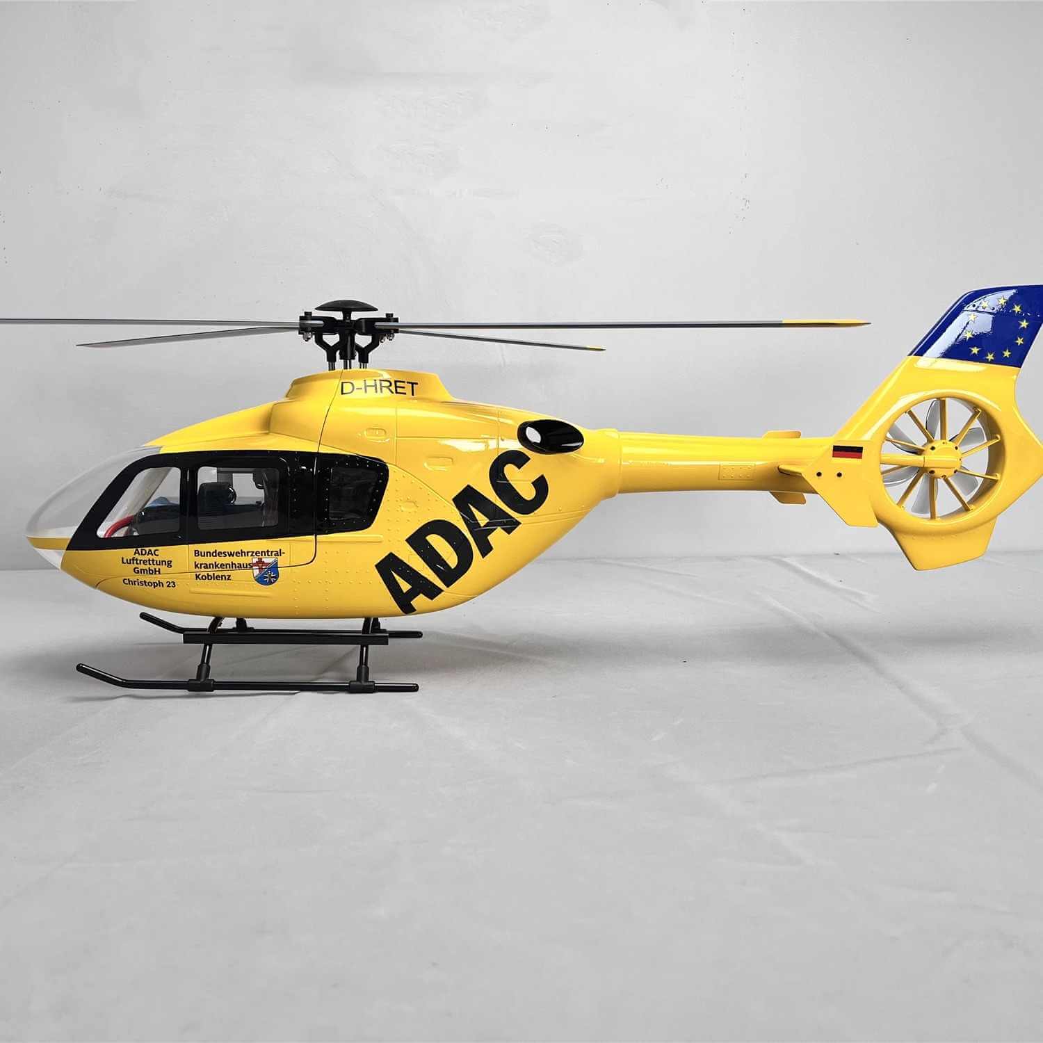 FLYWING EC135 RC Helicopter 470 Scale 6CH RTF with GPS H1 Flight Controller 4 Blade Rotor PNP/RTF Version Helicopter